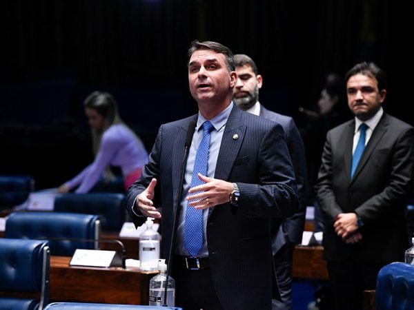Em pronunciamento, à bancada, senador Flávio Bolsonaro (PL-RJ).