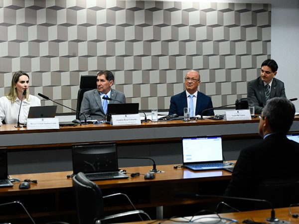 Mesa: 
procuradora Jurídica da Federação Nacional das Apaes (Fenapaes), Mírian Cleidiane Queiroz Cunha;
presidente eventual da CE, senador Bene Camacho (PSD-MA);
relator de Relações Institucionais e Governamentais e membro do Comitê Jurídico do Fórum Nacional das Instituições Filantrópicas (Fonif), Vanderlei Vianna;
coordenador-geral de Atendimento da Receita Federal do Brasil, José Carlos Nogueira Júnior.