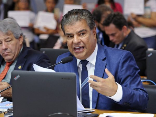 Em pronunciamento, à bancada, senador Nelsinho Trad (PSD-MS).