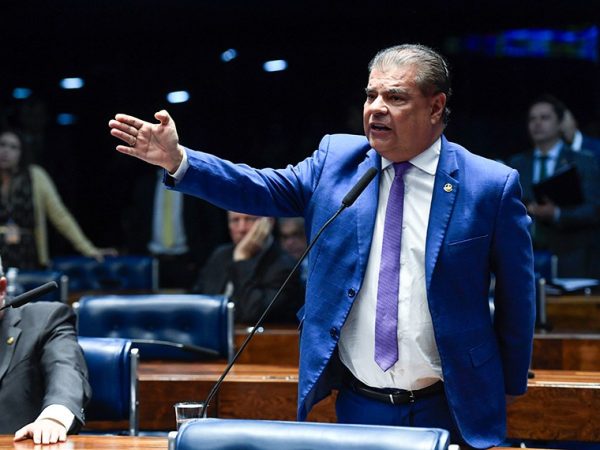 Em pronunciamento, à bancada, senador Nelsinho Trad (PSD-MS).