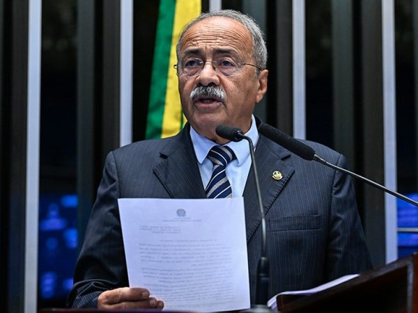 À tribuna, em discurso, senador Chico Rodrigues (PSB-RR).