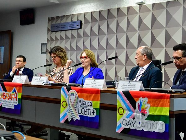 Sobre a mesa, faixa com os seguintes dizeres: 