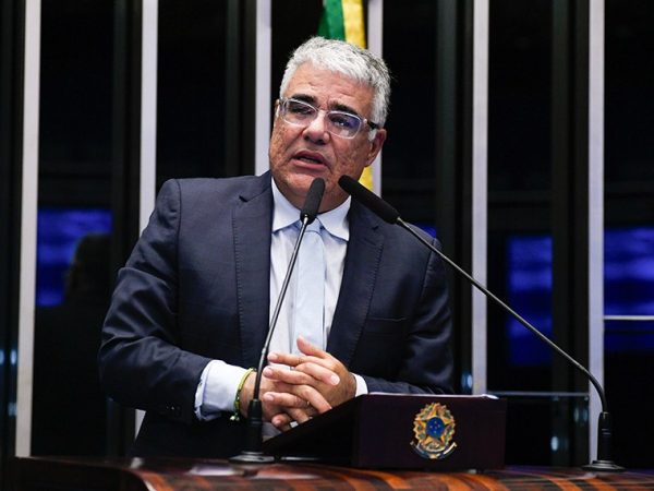 Em discurso, à tribuna, senador Eduardo Girão (Novo-CE).