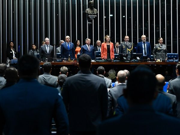 Execução do Hino Nacional, apresentado pela Banda do Corpo de Bombeiros, sob regência do maestro Major Huadson