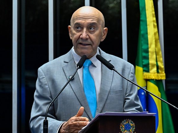 Em discurso, à tribuna, senador Confúcio Moura (MDB-RO).