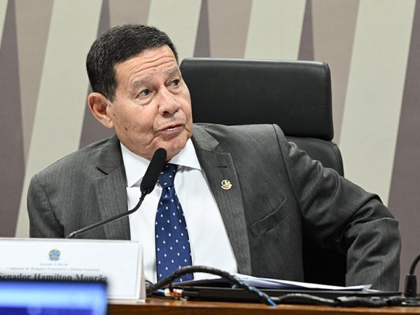 À mesa, presidente eventual da CRE, senador Hamilton Mourão (Republicanos-RS), conduz satatina.