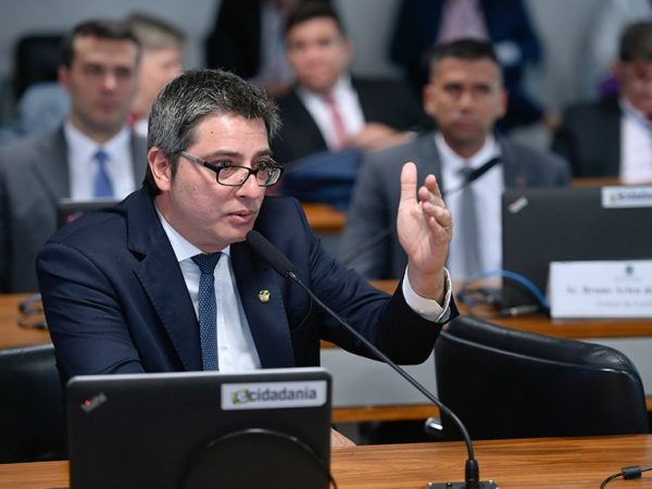 Em pronunciamento, à bancada, senador Carlos Portinho (PL-RJ).