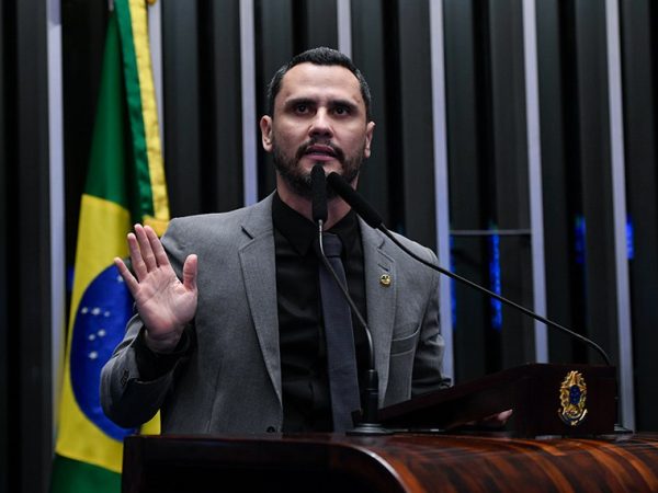 Em discurso, à tribuna, senador Cleitinho (Republicanos-MG).