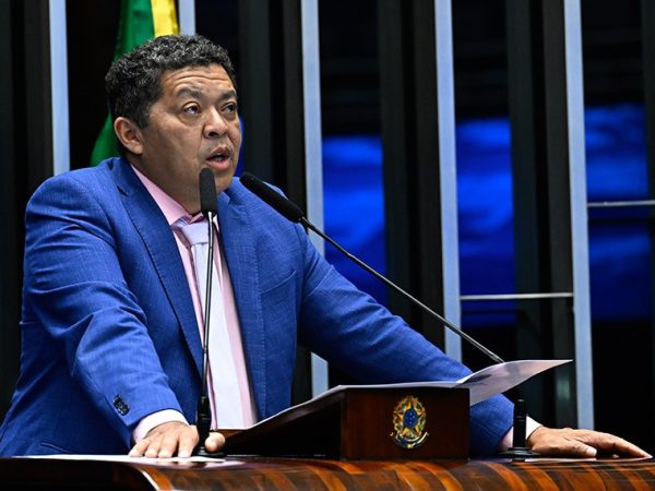 Em discurso, à tribuna, senador Beto Faro (PT-PA).