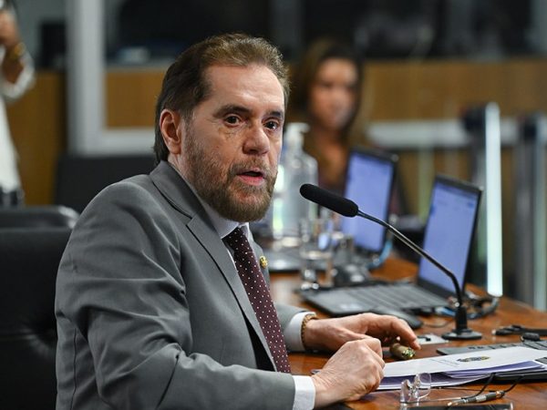 Senador Plínio Valério (PSDB-AM) em pronunciamento à bancada.