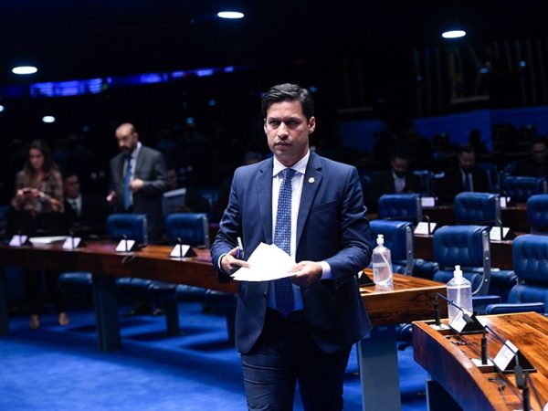 À bancada, senador Rodrigo Cunha (Podemos-AL).