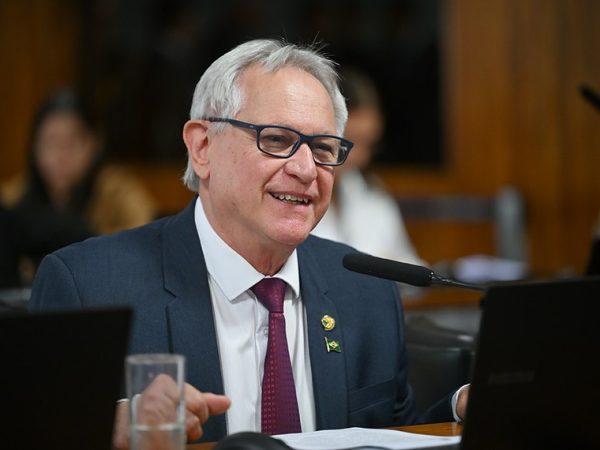 À bancada, senador Hermes Klann (PL-SC) - em pronunciamento.