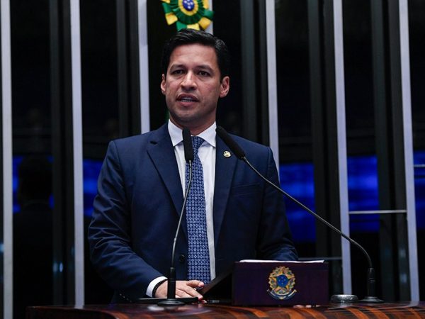 Em discurso, à tribuna, senador Rodrigo Cunha (Podemos-AL).