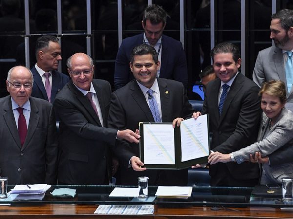 Mesa: 
ministro de Estado das Relações Exteriores, embaixador Mauro Vieira; 
vice-presidente da República, Geraldo Alckmin; 
presidente do Senado Federal, senador Davi Alcolumbre (União-AP); 
presidente da Câmara dos Deputados, deputado Hugo Motta (Republicanos-PB); 
relatora do PDL 41/2026 no Senado Federal, senadora Tereza Cristina (PP-MS).