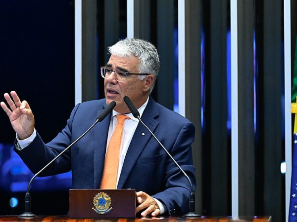 Em discurso, à tribuna,  senador Eduardo Girão (Novo-CE).