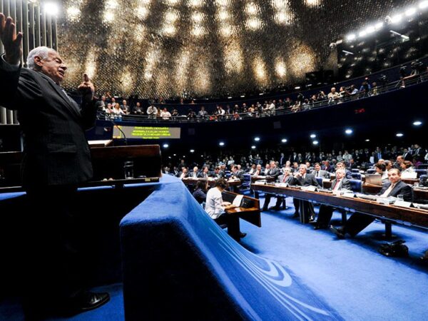 O discurso de despedida: em 10 de dezembro de 2014, o Plenário parou para ouvir Pedro Simon Geraldo Magela/Agência Senado