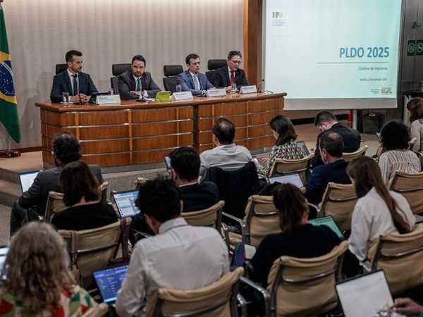 Apresentação do projeto da LDO de 2025 na Câmara dos Deputados reuniu parlamentares e técnicos do governo Rafa Neddermeyer/Agência Brasil