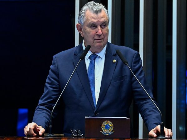 À tribuna, em discurso, senador Luis Carlos Heinze (PP-RS).