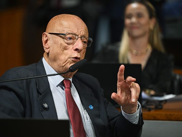 À bancada, em pronunciamento, senador Esperidião Amin (PP-SC).