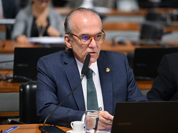 Em pronunciamento, à bancada, senador Fernando Dueire (PSD-PE).