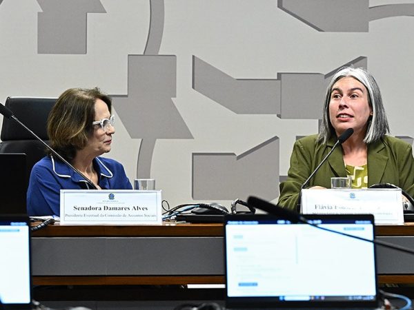 Mesa:
presidente eventual da CAS, senadora Damares Alves (Republicanos-DF);
secretária-geral da Sociedade Brasileira de Pneumologia e Tisiologia (SBPT), Flávia Fonseca Fernandes, em pronunciamento.