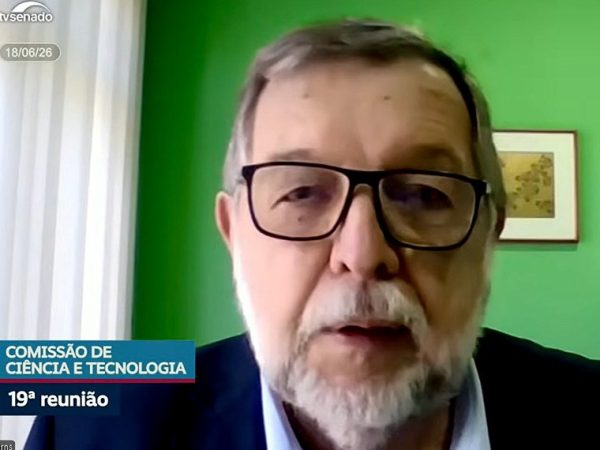 Presidente da CCT, o senador Flávio Arns comandou o debate Reprodução/TV Senado