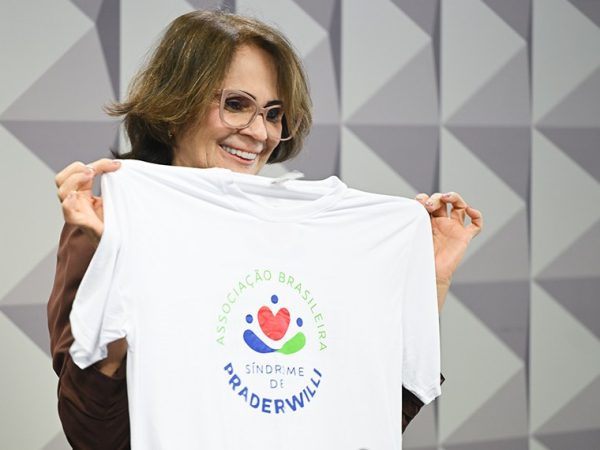 Presidente da CDH, senadora Damares Alves (Republicanos-DF) exibe camisa.