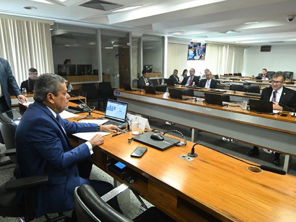 Em pronunciamento, à bancada, senador Laércio Oliveira (PP-SE).