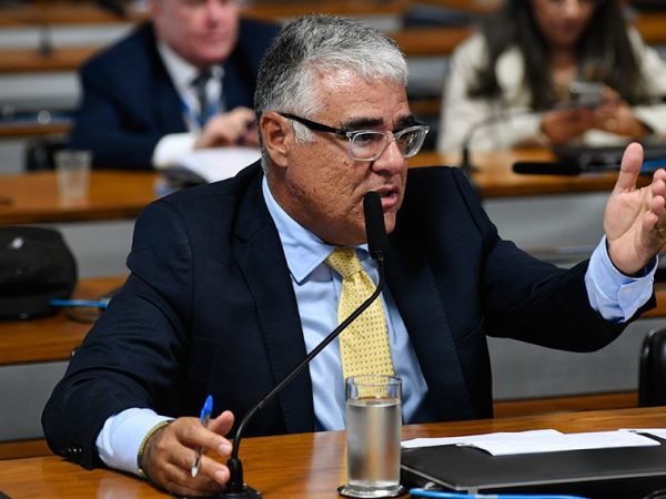 Em pronunciamento, à bancada, senador Eduardo Girão (Novo-CE).