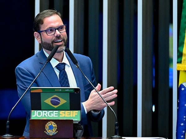 Senador Jorge Seif (PL-SC) em discurso à tribuna.