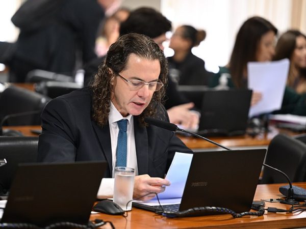 Em pronunciamento, à bancada, senador Veneziano Vital do Rêgo (MDB-PB).