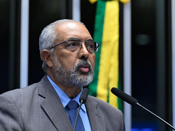 Em discurso, à tribuna, senador Paulo Paim (PT-RS).