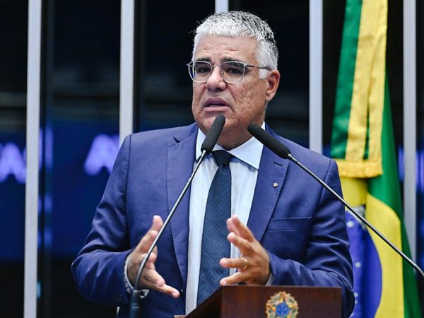 Em discurso,  à tribuna,  senador Eduardo Girão (Novo-CE).