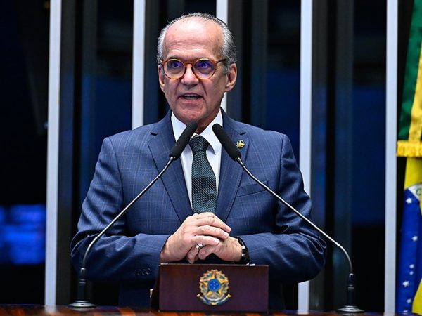 Em discurso, à tribuna,  senador Fernando Dueire (PSD-PE).