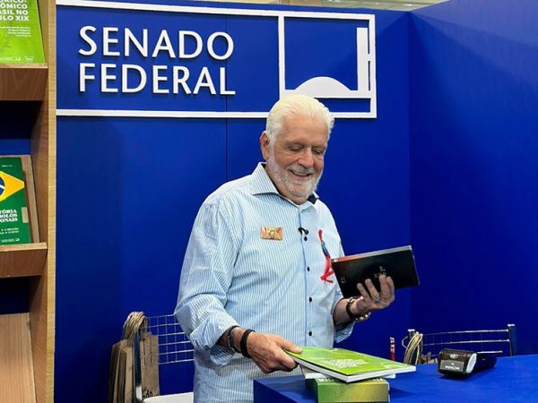 O senador Jaques Wagner durante visita ao estande da Livraria do Senado na Bienal Nmídias/Senado Federal