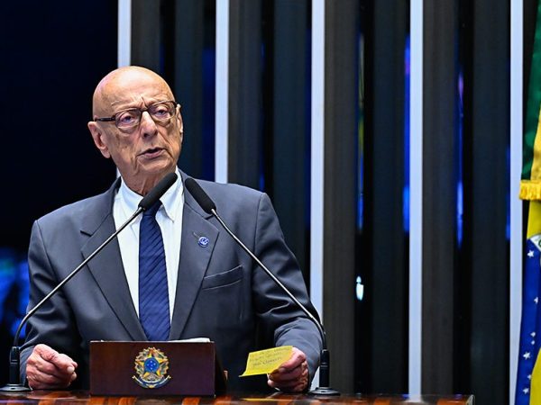 Senador Esperidião Amin (PP-SC) em discurso à tribuna.