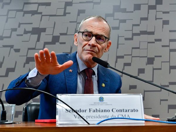 À mesa, em pronunciamento, vice-presidente da CMA, senador Fabiano Contarato (PT-ES).