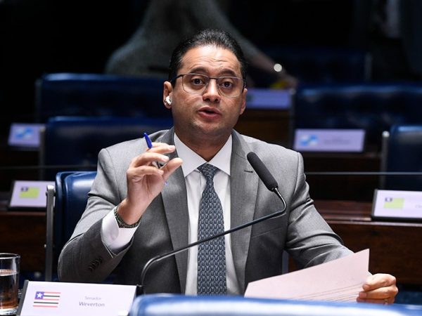 Em pronunciamento, à bancada, senador Weverton (PDT-MA).
