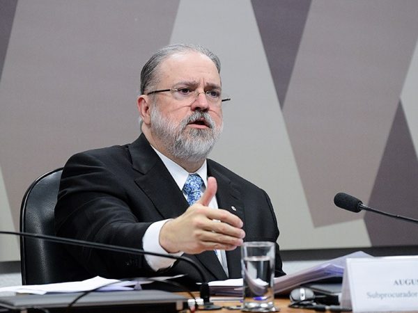 À mesa, indicado para o cargo de procurador-geral da República (PGR), Augusto Aras.