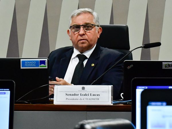 À mesa, presidente da CTIADMTR, senador Izalci Lucas (PSDB-DF).