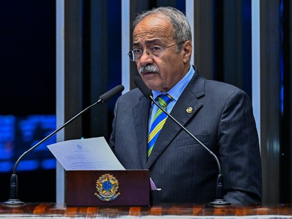 Em discurso,  à tribuna,  senador Chico Rodrigues (PSB-RR).
