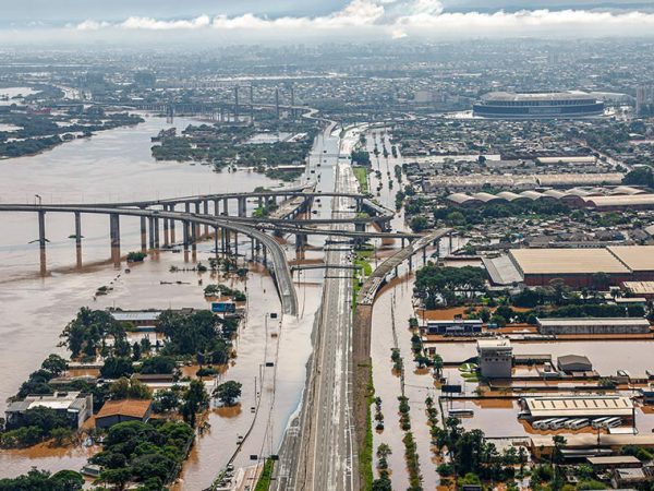 Enchentes atingiram diretamente 2,2 milhões de pessoas, sendo mais de 600 mil desalojadas de suas casas; catástrofe também destruiu infraestrutura vital para o estado do Rio Grande do Sul Ricardo Stuckert / PR