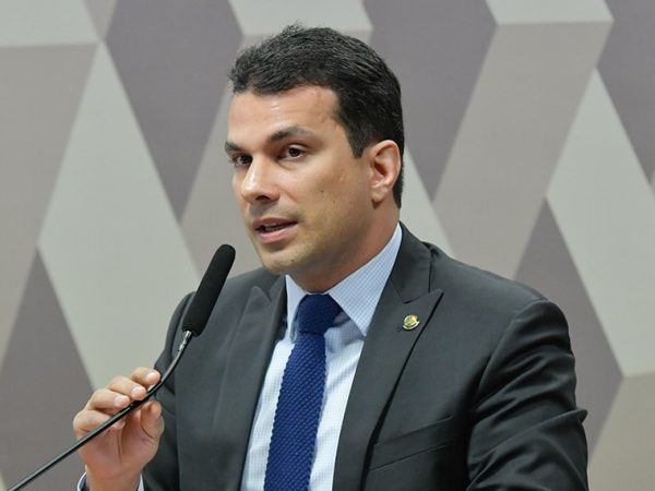 Mesa: 
presidente da CCJ, senador Davi Alcolumbre (União-AP).
