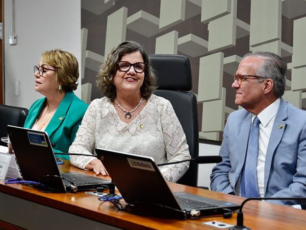 Mesa: 
vice-presidente da CTI200CONFEQ, senadora Jussara Lima (PSD-PI); 
presidente da CTI200CONFEQ, senadora Teresa Leitão (PT-PE); 
senador Fernando Dueire (MDB-PE).
