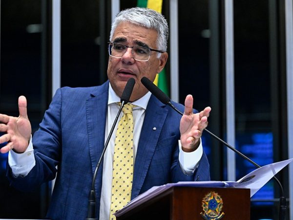 Em discurso, à tribuna, senador Eduardo Girão (Novo-CE).