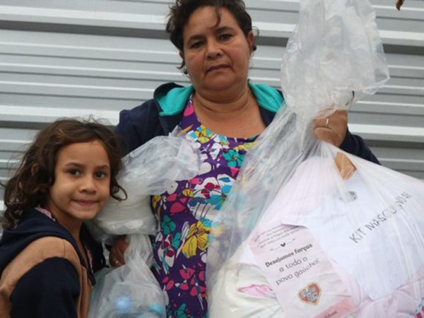 Família recebe kit com donativos da Liga do Bem enviados ao RS em caminhão Marcos Romeu/Senado Federal