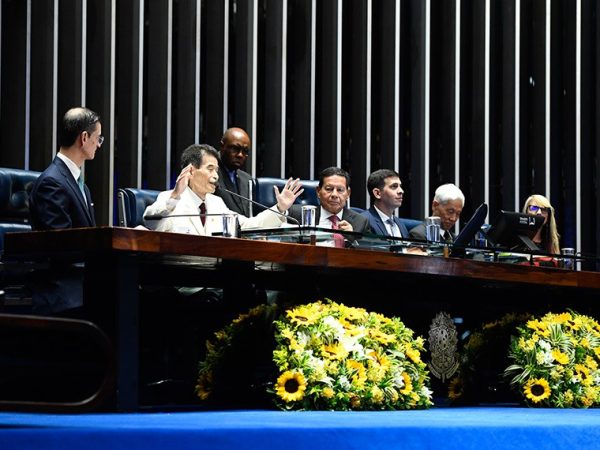 Mesa:
conselheiro vice-presidente da Sukyo Mahikari do Brasil, Miguel Enrique Kerrigan Comesana; 
grão-mestre mundial da Sukyo Mahikari, Oshienushisama Koo Okada;
presidente desta sessão, senador Hamilton Mourão (Republicanos-RS);
secretário desta sessão;
diretor-presidente da Sukyo Mahikari da América Latina e do Brasil, Hiroki Shimizu;
juíza federal e membro da Coordenação do Grupo Jurídico da Sukyo Mahikari do Brasil, Vânila Cardoso André de Moraes.