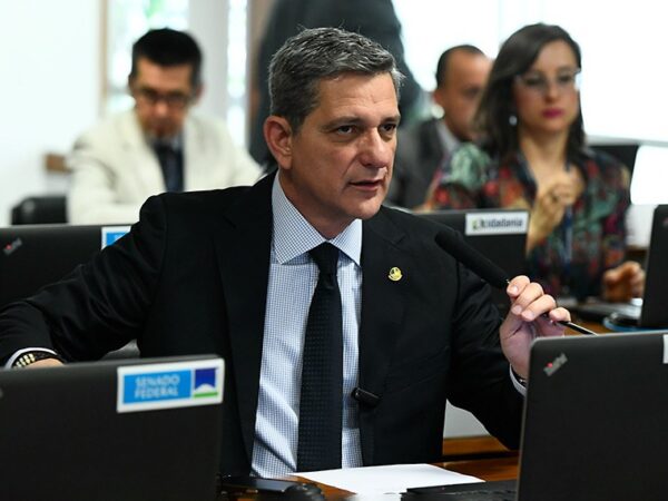 À bancada, senador Rogério Carvalho (PT-SE).