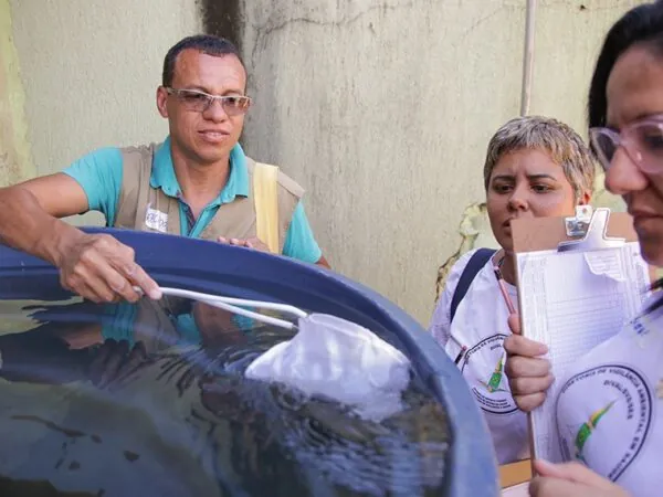 Agentes de saúde e vigilância fiscalizam casas no DF e orientam moradores sobre como evitar larvas do mosquito Tony Oliveira / Agência Brasília