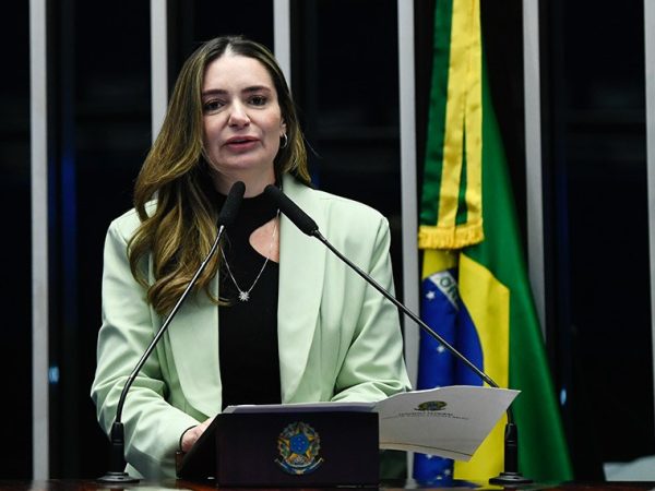 Em discurso, à tribuna, senadora Augusta Brito (PT-CE).